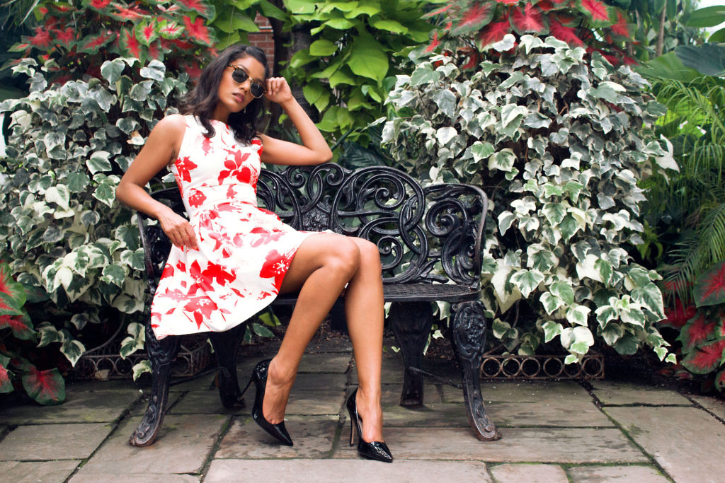 DIY coral & white cotton sateen summer dress with gathers. See more here: http://bit.ly/2w4o7EQ