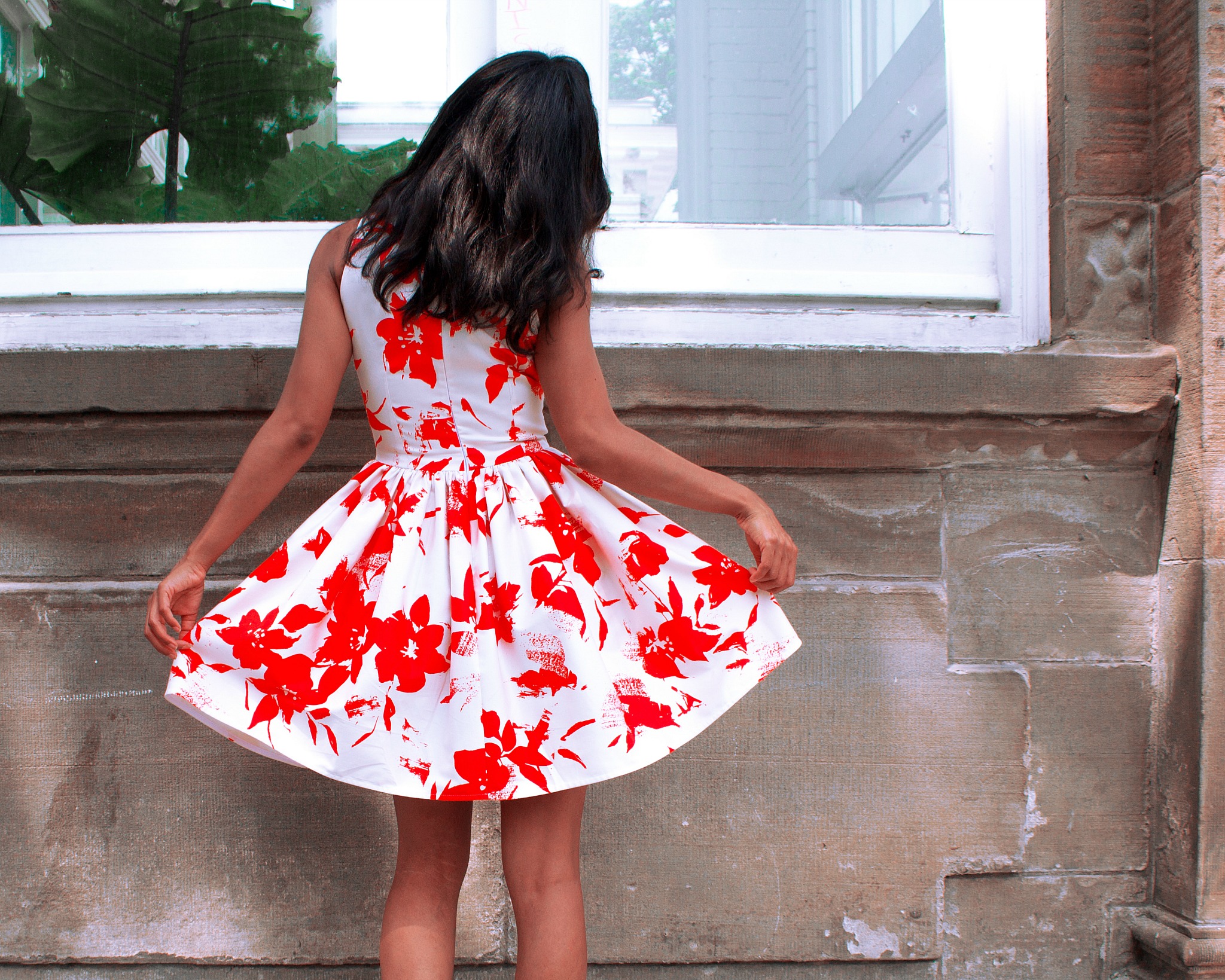 DIY coral & white cotton sateen summer dress with gathers. See more here: http://bit.ly/2w4o7EQ